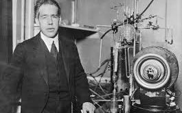 Niels Bohr, Kopenhag Üniversitesi'nde eğitim almış ve burada fizik alanında derinlemesine çalışmalar yapmıştır. 1911 yılında doktora tezini tamamlayarak bilimsel kariyerine başlamıştır. Bohr'un bilimsel ilgisi, özellikle atom yapısı ve onun bileşenleri üzerine yoğunlaşmıştır.