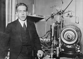 Niels Bohr, Kopenhag Üniversitesi'nde eğitim almış ve burada fizik alanında derinlemesine çalışmalar yapmıştır. 1911 yılında doktora tezini tamamlayarak bilimsel kariyerine başlamıştır. Bohr'un bilimsel ilgisi, özellikle atom yapısı ve onun bileşenleri üzerine yoğunlaşmıştır.