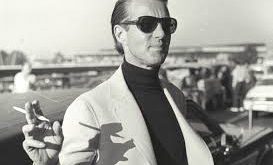 Halston, genç yaşlardan itibaren sanatla iç içe bir hayat sürmüştür. Küçük yaşta annesinin ilgisiyle dikiş yapmaya başlamış ve moda tasarımına olan ilgisini erken yaşta fark etmiştir. 1950’lerin sonunda, Halston, Amerika'da en prestijli moda okullarından biri olan Parsons School of Design'a katılmıştır.