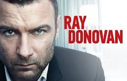 Ray Donovan, hayatını başkalarının gizli işlerini temizlemeye adamış bir adamın hikayesini anlatırken, aynı zamanda bir ailenin karmaşık yapısını da keşfeder. Ray Donovan, Los Angeles’ta başarılı bir "problem çözücü" olarak, zengin ve ünlülerin suçlarını örtbas ederken, kendi ailesinin karanlık geçmişiyle de yüzleşmek zorunda kalır.