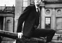 Yves Henri Donat Mathieu-Saint-Laurent, 1 Ağustos 1936 tarihinde Cezayir'de doğmuştur. Fransız bir ailenin çocuğu olarak dünyaya gelen Yves, modaya olan ilgisini küçük yaşlardan itibaren keşfetmiştir. Ailesinin desteğiyle, Paris'e taşınmış ve burada Ecole de la Chambre Syndicale de la Couture Parisienne'de eğitim almıştır.