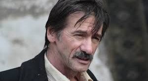 Mustafa Uzunyılmaz, İstanbul Üniversitesi Devlet Konservatuvarı’nda oyunculuk eğitimi alarak mesleğine sağlam bir temel atmıştır. Bu akademik eğitim, onun profesyonel oyunculuk yolundaki yeteneklerini geliştirmesine yardımcı olmuştur. Konservatuvar eğitimi sırasında sahneye olan ilgisi artan Uzunyılmaz, oyunculuk alanındaki yeteneklerini sergilemeye başlamıştır.