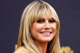 Heidi Klum, 1999 yılında "Victoria's Secret Angel" olarak markayla anlaşma yapmış ve bu, onun modellik kariyerindeki en büyük dönüm noktalarından biri olmuştur. 13 yıl boyunca Victoria's Secret'ın en gözde modellerinden biri olarak defilelerde yer alan Klum, özellikle 2000'li yıllarda markanın en tanınan yüzlerinden biri haline gelmiştir.