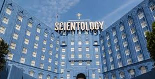 Scientology’nin en önemli öğretilerinden biri de "auditing" (denetim) sürecidir. Auditing, bir kişinin zihinsel ve ruhsal engelleri aşması için yapılan bir tür rehberli terapi seansıdır. Bu süreç, kişilerin geçmişteki travmalarından (Scientology’ye göre bunlar "engrams" olarak adlandırılır) kurtulmalarını sağlar ve böylece birey, daha yüksek bir ruhsal seviyeye ulaşır.