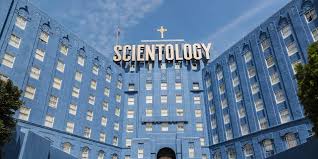 Scientology’nin en önemli öğretilerinden biri de "auditing" (denetim) sürecidir. Auditing, bir kişinin zihinsel ve ruhsal engelleri aşması için yapılan bir tür rehberli terapi seansıdır. Bu süreç, kişilerin geçmişteki travmalarından (Scientology’ye göre bunlar "engrams" olarak adlandırılır) kurtulmalarını sağlar ve böylece birey, daha yüksek bir ruhsal seviyeye ulaşır.