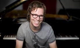 Şarkıcı ve söz yazarı olmak, yalnızca müzikle ilgili yeteneklere sahip olmanın ötesinde, derin bir sanatsal anlayış ve güçlü bir ifade biçimi gerektirir. Söz yazarlığı, bir şarkının anlatmak istediği duyguyu, mesajı veya hikayeyi doğru kelimelerle kurgulamayı içerir. Bu yetenek, hem müzikle hem de kelimelerle güçlü bir bağ kurmayı gerektirir. Aynı zamanda şarkıcı, yazdığı sözleri seslendirerek, dinleyicilere o duyguyu aktarır.