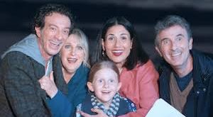 Sicily Express, Sicilya'nın muazzam manzarasında geçen, gerilim ve aksiyon dolu bir yolculuğun anlatıldığı bir dizidir. Hikaye, birbirinden farklı karakterlerin, zorlu bir yolculuk boyunca karşılaştığı engelleri ve yaşadıkları içsel çatışmaları gözler önüne seriyor. Ana karakterler, Sicilya'nın birbirinden farklı bölgelerinde gizli kalmış sırları açığa çıkarmaya çalışırken, izleyiciye sürükleyici bir deneyim sunuluyor.