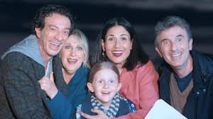 Sicily Express, Sicilya'nın muazzam manzarasında geçen, gerilim ve aksiyon dolu bir yolculuğun anlatıldığı bir dizidir. Hikaye, birbirinden farklı karakterlerin, zorlu bir yolculuk boyunca karşılaştığı engelleri ve yaşadıkları içsel çatışmaları gözler önüne seriyor. Ana karakterler, Sicilya'nın birbirinden farklı bölgelerinde gizli kalmış sırları açığa çıkarmaya çalışırken, izleyiciye sürükleyici bir deneyim sunuluyor.