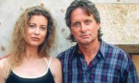 Diandra Luker, hayırseverlik faaliyetleriyle de tanınır. Eğitim, çocuk hakları ve sağlık alanlarında çeşitli bağış ve destek projelerinde yer almıştır.