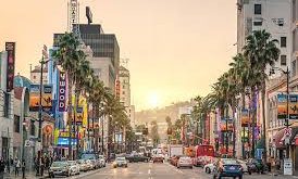 Hollywood, ABD’nin Kaliforniya eyaletinde, Los Angeles şehri sınırları içinde yer alan bir semttir. Los Angeles’ın kuzeybatısında bulunan Hollywood, Santa Monica Dağları’nın eteklerinde konumlanmıştır.