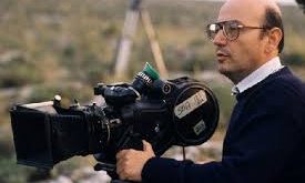 Theodoros Angelopoulos, 27 Nisan 1935’te Yunanistan’ın Atina kentinde doğmuştur. Gençlik yılları, Yunanistan’ın savaşlar, iç çatışmalar ve siyasi baskılarla şekillenen çalkantılı dönemlerine denk gelmiştir.