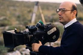 Theodoros Angelopoulos, 27 Nisan 1935’te Yunanistan’ın Atina kentinde doğmuştur. Gençlik yılları, Yunanistan’ın savaşlar, iç çatışmalar ve siyasi baskılarla şekillenen çalkantılı dönemlerine denk gelmiştir.