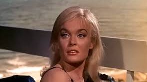 Shirley Eaton özel hayatı, Hollywood’un göz alıcı dünyasından uzakta, daha sakin bir çizgide ilerlemiştir. Oyunculuğu bıraktıktan sonra ailesine odaklanmış ve göz önünde olmamayı tercih etmiştir.