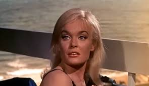 Shirley Eaton özel hayatı, Hollywood’un göz alıcı dünyasından uzakta, daha sakin bir çizgide ilerlemiştir. Oyunculuğu bıraktıktan sonra ailesine odaklanmış ve göz önünde olmamayı tercih etmiştir.