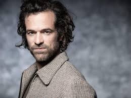 Romain Duris, Fransız sinemasıyla sınırlı kalmamış; İngilizce yapımlarda da yer alarak uluslararası alanda tanınırlığını artırmıştır. Bu durum, onun Avrupa sinemasındaki saygın konumunu daha da güçlendirmiştir.