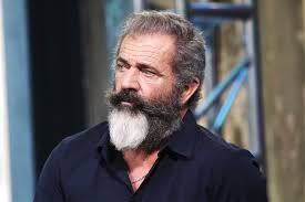 Mel Gibson’ın kariyeri, zaman zaman özel hayatı ve kamuoyuna yansıyan açıklamaları nedeniyle ciddi tartışmalara sahne olmuştur. Bu durum, Hollywood’daki konumunu geçici olarak zayıflatmış olsa da, ilerleyen yıllarda projelerle yeniden sektörde yer almayı başarmıştır.