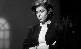 Elaine May, komediyi yalnızca güldüren bir tür olmaktan çıkarıp, insan psikolojisini irdeleyen entelektüel bir anlatım biçimine dönüştürmüştür. Kadın bir yönetmen ve yazar olarak Hollywood’da açtığı yol, sonraki kuşaklar için ilham kaynağı olmuştur.