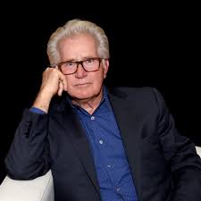 Martin Sheen yalnızca bir oyuncu değil, aynı zamanda aktif bir sosyal ve politik aktivisttir. İnsan hakları, barış hareketleri ve çevre konularında aktif rol almıştır. Kariyeri boyunca birçok sosyal sorumluluk projesine destek vermiştir.