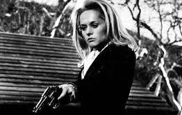 Hırsız Kız, sadece hikaye ve karakterlerle değil, aynı zamanda görsel estetiğiyle de dikkat çeker. Film, zarif bir şekilde tasarlanmış kostümler, lüks mekanlar ve etkileyici görseller sunar. Lüks ve zenginlik temaları, filmin başlangıcından itibaren izleyiciye sunulur. Elmasın etrafındaki gerilim ve lüks, Clouseau’nun her hareketine karşı bir kontrast oluşturur.