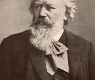 Johannes Brahms, romantik dönemin en önemli ve yenilikçi bestecilerinden biri olarak, klasik müziğe önemli katkılarda bulunmuş ve dünya çapında büyük bir ün kazanmıştır. Hem besteci hem de piyanist olan Brahms, müziğiyle derin duygular ve zengin harmonik yapılar yaratmış; özellikle senfoniler, oda müziği ve piyano eserleri ile tanınmıştır.