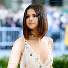 Selena Gomez’in müziği, pop ve dans türlerini harmanlayarak geniş bir dinleyici kitlesine hitap etti. 2015 yılında çıkardığı "Revival" albümüyle büyük bir başarıya ulaşan Gomez, albümdeki "Good for You" ve "Same Old Love" gibi şarkılarıyla müzik listelerinde üst sıralarda yer aldı. "Lose You to Love Me" (2019) gibi duygusal parçalarla da önemli bir dönüşüm yaşadı ve dünya çapında geniş bir hayran kitlesi kazandı.