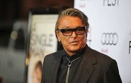 Robert Evans, Hollywood’da yapımcının kader belirleyici gücünü temsil eden efsanevi bir isimdir. Cesur seçimleri, güçlü sezgileri ve sinema tutkusuyla, yalnızca filmler üretmemiş; bir dönemin ruhunu şekillendirmiştir.