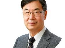 Shimon Sakaguchi, genç yaşlardan itibaren bilim ve biyolojiye olan ilgisini geliştirmiştir. Japonya'da Kyoto Üniversitesi'nde eğitim aldıktan sonra, immünoloji üzerine yoğunlaşmaya karar vermiştir. Doktora sonrası çalışmaları ve araştırmaları, bağışıklık sistemi ve özellikle T hücreleri üzerine odaklanmıştır.