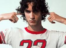 Sombr, alternatif R&B ve indie müziği harmanlayarak kendine has bir tarz yaratmıştır. Müzikal olarak sakin, atmosferik ve bazen melankolik bir havaya sahip şarkılar yazan Sombr, dinleyicilerine derin bir duygusal bağ kurma fırsatı sunar. Şarkılarında genellikle içsel çatışmalar, aşk, kayıplar ve kişisel deneyimler gibi evrensel temalar işlenmektedir.