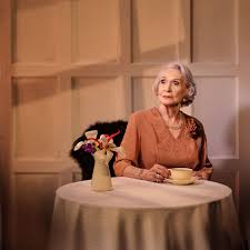 Siân Phillips, tiyatrodaki başarısını sinema ve televizyona da taşımıştır. Çok sayıda film ve dizide rol alan oyuncu, özellikle dönem yapımlarında ve dramatik projelerde dikkat çekmiştir.