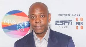 Dave Chappelle, kariyerinde birçok kez toplumsal eleştirilerini doğrudan dile getirmiştir. 2005 yılında Chappelle’s Show’dan ayrılma kararı alarak, dönemin popüler kültüründen uzaklaşması büyük yankı uyandırmıştı.