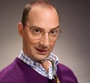 Tony Hale, 30 Eylül 1970 tarihinde West Point, Tennessee'de doğmuştur. Genç yaşlardan itibaren tiyatroya olan ilgisi artmış, bu ilgisini profesyonel bir kariyere dönüştürmek için Boston Üniversitesi’nde tiyatro eğitimi almıştır. Hale, üniversiteden mezun olduktan sonra New York’a taşınarak burada çeşitli tiyatro projelerinde yer almıştır.