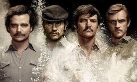 Narcos, Kolombiya'nın ünlü uyuşturucu baronu Pablo Escobar'ın yükselişini, güç mücadelesini ve nihayetinde çöküşünü konu alır. Dizi, Escobar'ın zenginlik ve iktidar peşinde koşarken nasıl bir imparatorluk kurduğunu, aynı zamanda devletin, kartellerin ve halkın iç içe geçtiği karanlık bir dünyayı detaylı şekilde ele alır.