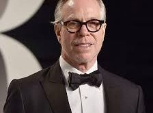 Tommy Hilfiger, 24 Mart 1951’de New York, Elmira’da doğmuştur. Ailesi orta sınıf bir aile olup, genç yaşlarda moda dünyasına olan ilgisini keşfetmiştir. Moda tutkusu sayesinde, 18 yaşında kendi giyim tasarımlarını yapmaya başlamış ve küçük bir butik açmıştır.