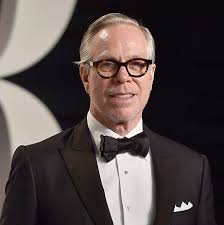 Tommy Hilfiger, 24 Mart 1951’de New York, Elmira’da doğmuştur. Ailesi orta sınıf bir aile olup, genç yaşlarda moda dünyasına olan ilgisini keşfetmiştir. Moda tutkusu sayesinde, 18 yaşında kendi giyim tasarımlarını yapmaya başlamış ve küçük bir butik açmıştır.