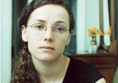 Kavrak, oyunculuk kariyerine özellikle tiyatroda başlamış ve ilk yıllarında çeşitli sahne oyunlarında rol almıştır. Sahnedeki performansları, onun oyunculuk yeteneğini gözler önüne sermiş ve televizyon projelerine geçişini hızlandırmıştır. Tiyatrodaki deneyimleri, Kavrak’ın karakterleri derinlemesine analiz etme yeteneğini geliştirmiş ve ona büyük bir avantaj sağlamıştır.