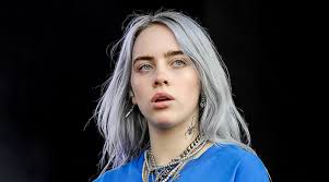 Billie Eilish, alışılmış pop yıldızı imajının dışına çıkarak oversize kıyafetler, cesur renkler ve özgün estetik tercihleriyle dikkat çeker. Beden algısı, kadın kimliği ve çevre bilinci konularında açıkça görüş bildiren sanatçı, gençler üzerinde önemli bir toplumsal etki yaratmaktadır.