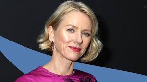 1990'ların başında, Naomi Watts, küçük rollerle kariyerine adım atmış ve bu dönemde büyük projelere girmeyi başarmıştır. Ancak, 2001 yılında çekilen ve yönetmenliğini David Lynch’in üstlendiği "Mulholland Drive" filmi, Watts’a uluslararası başarıyı getirmiştir. Bu filmdeki performansı, ona geniş bir izleyici kitlesi kazandırmış ve kritik başarılar elde etmesine yol açmıştır.