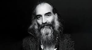 Warren Ellis’ın yazdığı eserlerde, genellikle distopya, toplumsal eleştiriler ve teknolojik evrim gibi temalar sıkça işlenir. Ellis, teknolojinin insan yaşamı üzerindeki etkileri, güç dinamikleri ve toplumun geleceği üzerine derinlemesine düşüncelerini eserlerine yansıtmıştır.