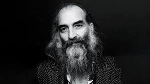 Warren Ellis’ın yazdığı eserlerde, genellikle distopya, toplumsal eleştiriler ve teknolojik evrim gibi temalar sıkça işlenir. Ellis, teknolojinin insan yaşamı üzerindeki etkileri, güç dinamikleri ve toplumun geleceği üzerine derinlemesine düşüncelerini eserlerine yansıtmıştır.