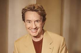 “Martin Short neden ünlü” sorusunun cevabı yalnızca yeteneğinde değil; aynı zamanda samimiyetinde, enerjisinde ve yıllara meydan okuyan mizah anlayışında gizlidir. Genç yaşlı demeden geniş bir hayran kitlesine hitap edebilmesi, onu zamansız bir sanatçı haline getirmiştir.