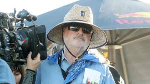 Terrence Frederick Malick, 30 Kasım 1943’te ABD’nin Illinois eyaletinde doğmuştur. Felsefe eğitimi alan Malick, Harvard Üniversitesi’nde öğrenim görmüş; ardından Oxford’da çalışmalar yapmıştır.