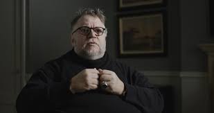 Guillermo del Toro, modern fantastik sinemanın en özgün yönetmenlerinden biri olarak kabul edilir. Sineması; korkuyu sömüren değil, korkunun ardındaki insanlığı sorgulayan bir anlatı sunar.