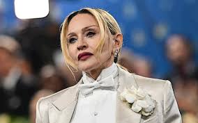 Madonna’nın özel hayatı da kariyeri kadar ilgi çekmiştir. Sean Penn ve Guy Ritchie ile evlilik yapmış, biyolojik ve evlatlık olmak üzere altı çocuğu bulunmaktadır. Özgür ruhlu yaşam tarzı ve güçlü kişiliğiyle her dönem gündemde kalmayı başarmıştır.