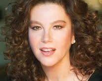 Stefania Sandrelli, İtalyan sinemasının simge kadın oyuncularından biridir. Genç yaşta başladığı kariyerini onlarca yıl boyunca başarıyla sürdürmesi, onu sektörün en saygın isimlerinden biri haline getirmiştir. Özellikle 1960 ve 1970’li yıllarda yer aldığı yapımlar, İtalyan sinema tarihinin klasikleri arasında gösterilmektedir.