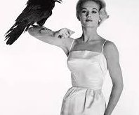 Tippi Hedren, sinema dünyasında hem bir oyuncu hem de aktivist olarak özel bir yere sahiptir. “The Birds” ve “Marnie” gibi filmleri, onun oyunculuk yeteneğini kanıtlamış; hayvan hakları çalışmalarındaki öncülüğü ise sosyal sorumluluk bilincini göstermiştir. Hedren, modern sinema tarihinin unutulmaz ikonlarından biri olarak hatırlanmaktadır.