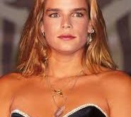 Grimaldi Hanedanı’nın bir üyesi olarak Monako Prensesi Stephanie, resmi törenlerde ve uluslararası etkinliklerde ülkesini temsil etmektedir. Ancak geleneksel kraliyet çizgisinden farklı bir yaşam tarzı benimsemesiyle “asi prenses” olarak anılmıştır.