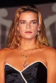 Grimaldi Hanedanı’nın bir üyesi olarak Monako Prensesi Stephanie, resmi törenlerde ve uluslararası etkinliklerde ülkesini temsil etmektedir. Ancak geleneksel kraliyet çizgisinden farklı bir yaşam tarzı benimsemesiyle “asi prenses” olarak anılmıştır.