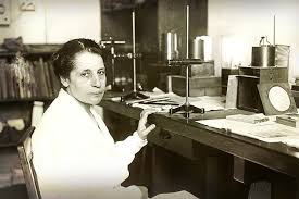 Lise Meitner, 7 Kasım 1878'de Avusturya'nın Viyana şehrinde doğmuş, 27 Ekim 1968'de Stockholm, İsveç'te hayatını kaybetmiş olan bir fizikçidir. Meitner, nükleer fizik alanındaki katkılarıyla tanınan önemli bir bilim insanıdır. Özellikle, nükleer fisyon reaksiyonunun keşfi ve bununla ilgili çalışmalarıyla bilim dünyasına derinlemesine etkiler yapmıştır.