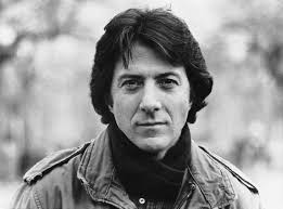 Dustin Hoffman, Hollywood’da yıldız olmanın yalnızca dış görünüşle değil, derinlik, emek ve cesaretle mümkün olduğunu kanıtlamış bir ustadır.