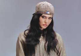 Sienna Spiro, müziğe olan ilgisini genç yaşlarda keşfetmiştir. Çocukluk yıllarından itibaren şarkı söylemeye ve şarkı yazmaya başlayan Spiro, müzikle iç içe büyümüştür. 2020 yılında kendi müzik kariyerine adım atan Spiro, ilk şarkısı "Echoes" ile dikkatleri üzerine çekmiştir.